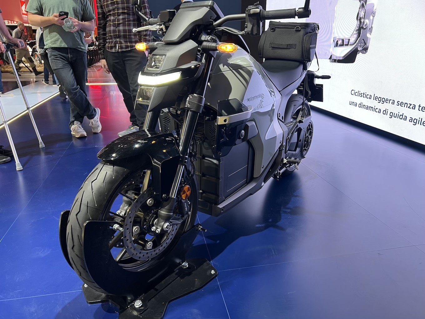 Mô tô điện Honda WN7 giành giải thưởng thiết kế, sẽ sản xuất thương mại với giá 448 triệu đồng Honda WN7 có mức giá khá cao và mới chỉ bán ở một số thị trường Châu Âu, nhưng nó là dấu hiệu cho thấy xu hướng mở rộng lĩnh vực xe hai bánh chạy điện của các hãng xe lâu đời