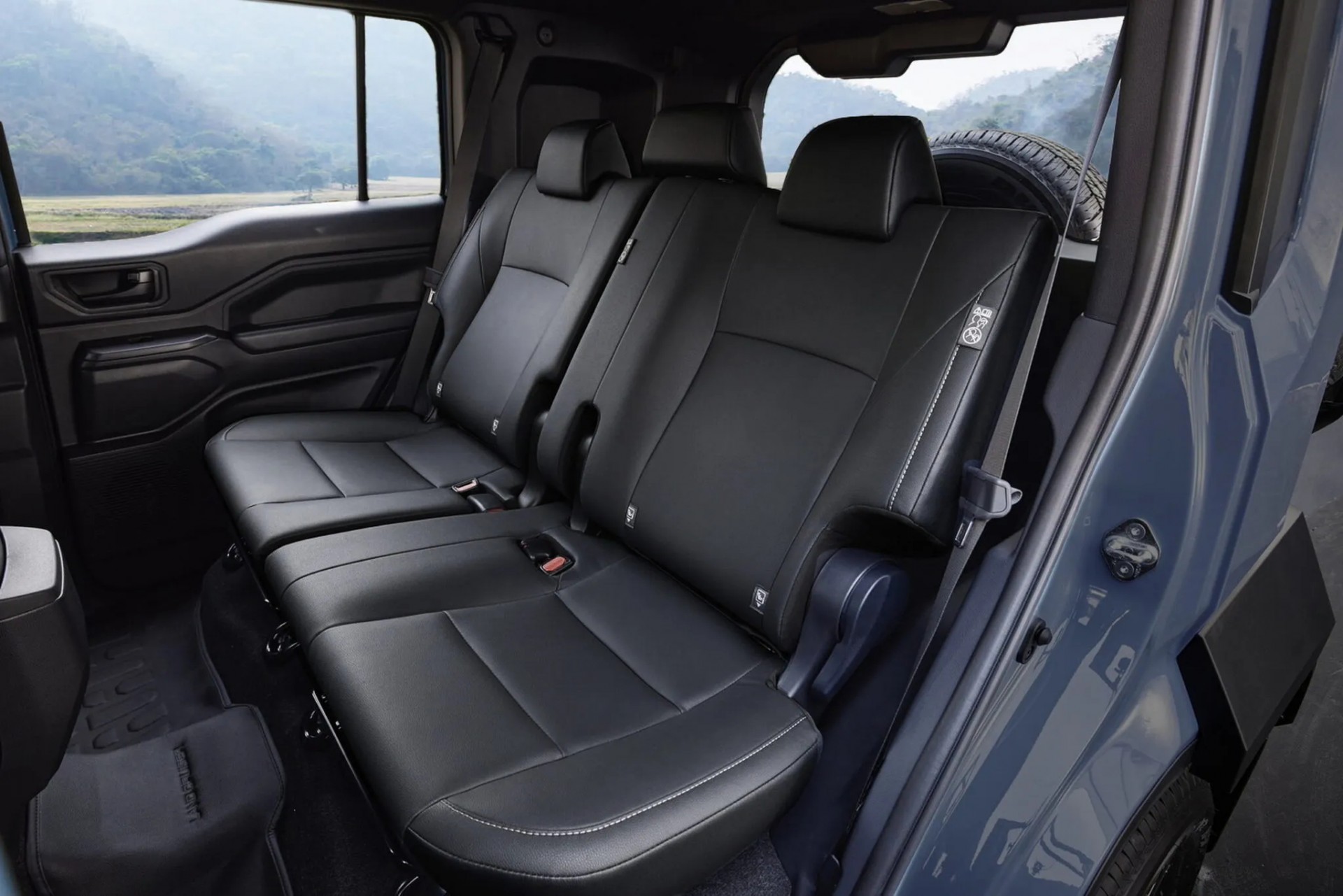 Toyota Land Cruiser FJ ra mắt chính thức tại Đông Nam Á, trong khuôn khổ Triển lãm Ô tô Bangkok 2026 Hàng ghế sau của Toyota Land Cruiser FJ