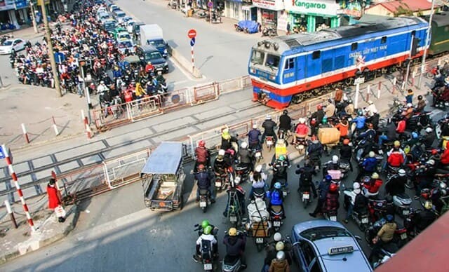 Nghị định 81/2026/NĐ-CP: Mức phạt lỗi vượt đèn đỏ tại đường ngang tăng gấp 4 lần Từ ngày 15/5/2026, hành vi điều khiển phương tiện vượt đèn đỏ tại đường ngang sẽ bị xử phạt nặng hơn theo Nghị định 81/2026/NĐ-CP