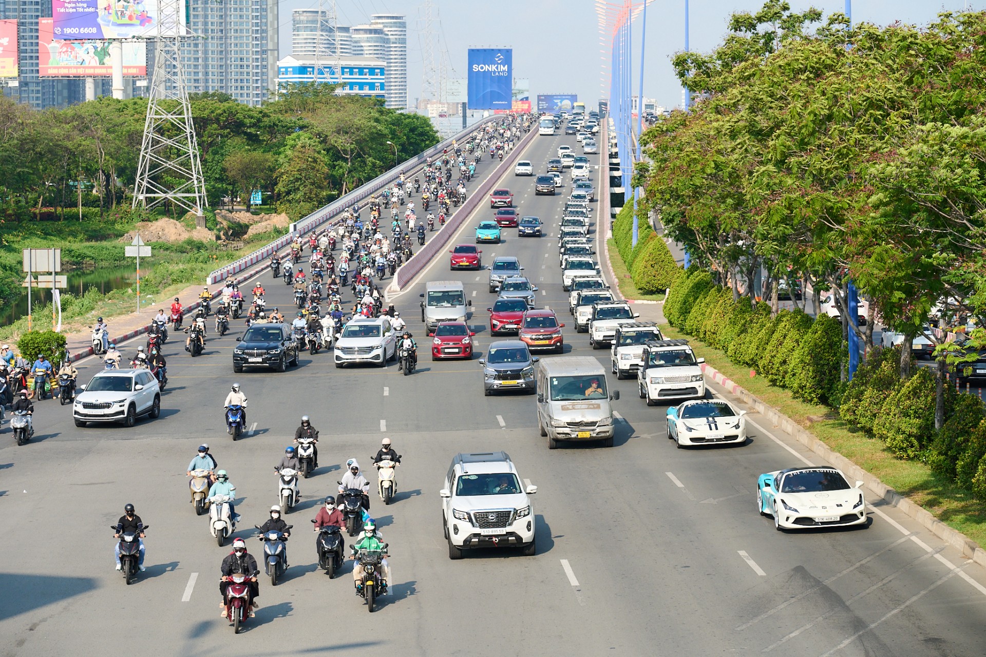 Dàn siêu xe và SUV tiếp tục chinh phục 5.000 km cùng Dàn siêu xe và SUV tiếp tục chinh phục 5.000 km cùng
