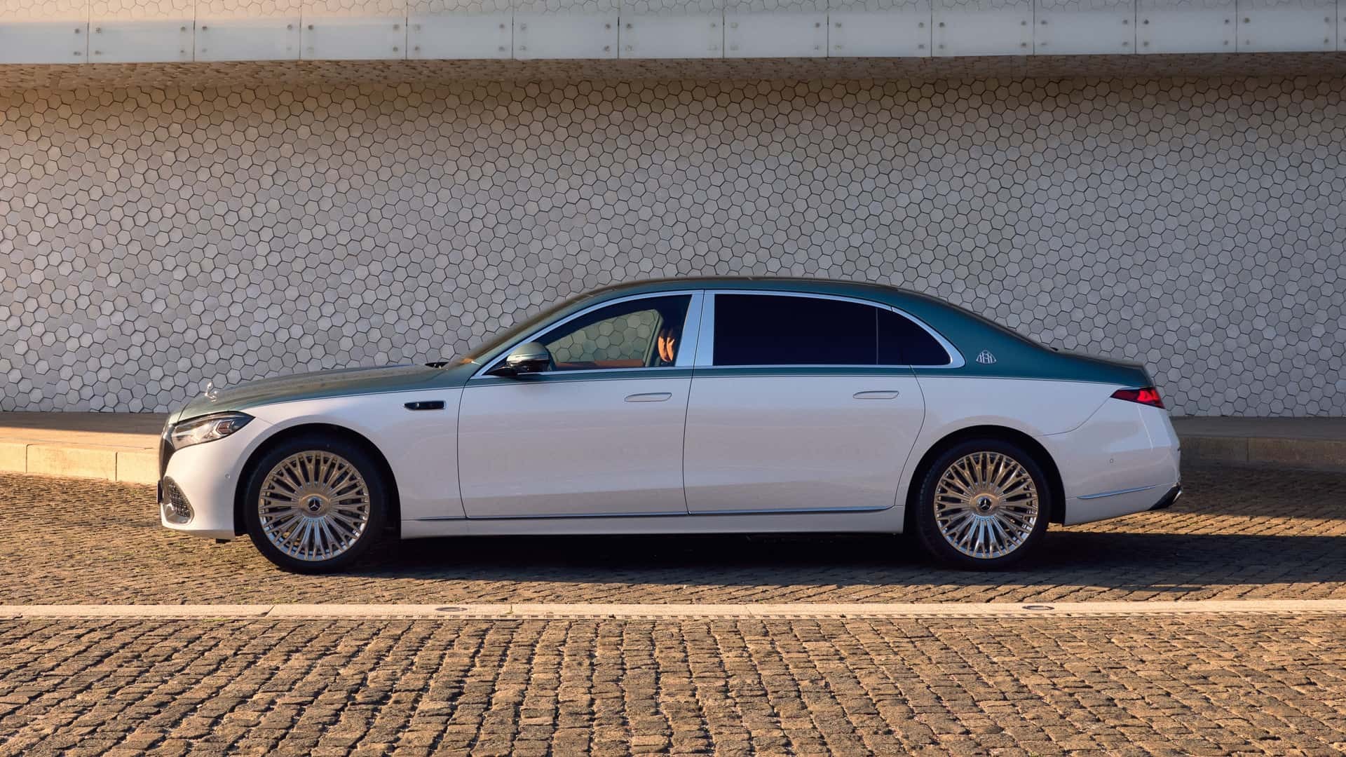 Mercedes-Maybach S-Class 2027 ra mắt với hàng loạt nâng cấp ngoại và nội thất bóng bẩy Phía bên của Mercedes-Maybach S-Class 2027