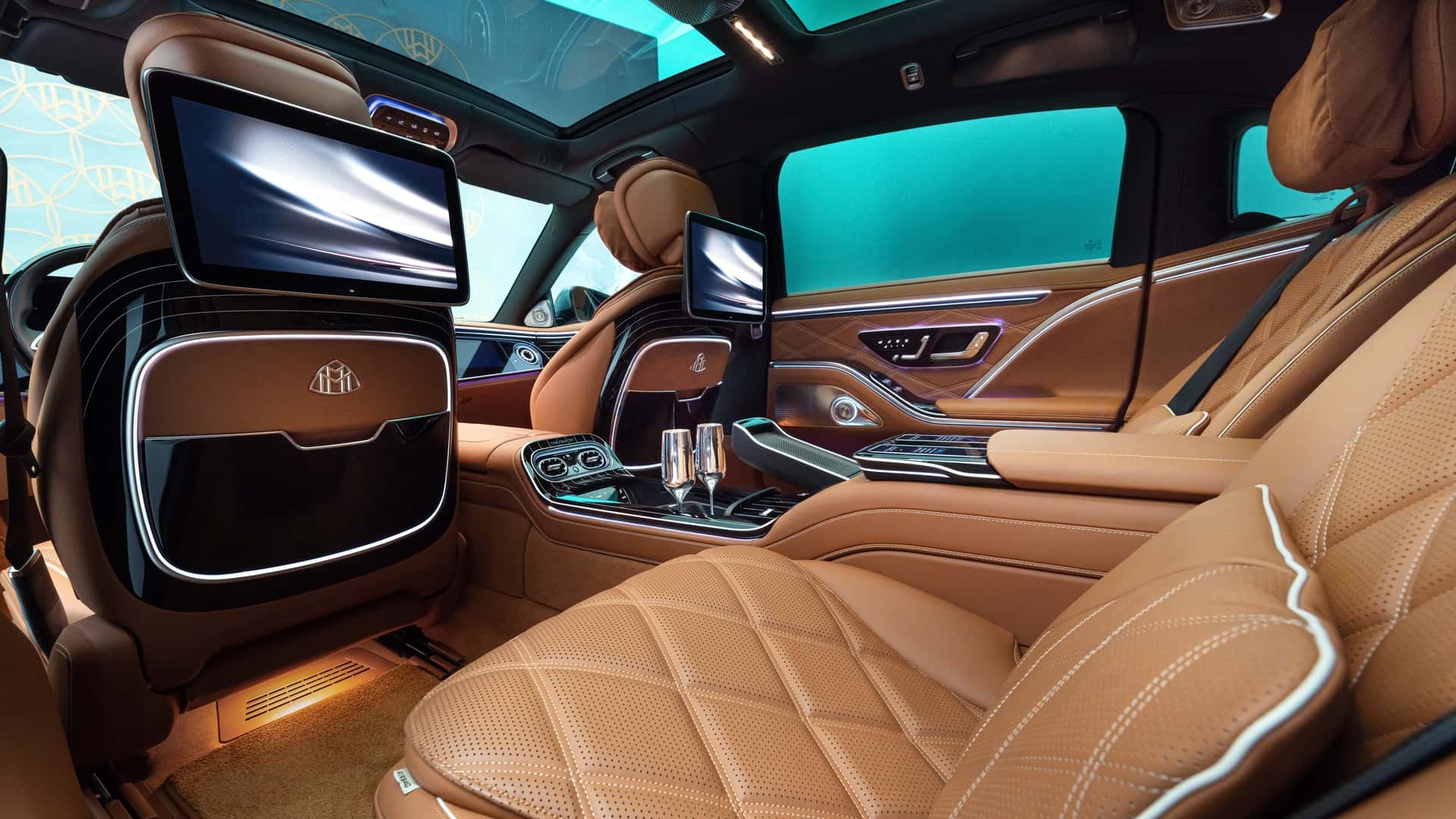 Mercedes-Maybach S-Class 2027 ra mắt với hàng loạt nâng cấp ngoại và nội thất bóng bẩy Góc nhìn nội thất từ phía sau của Mercedes-Maybach S-Class 2027