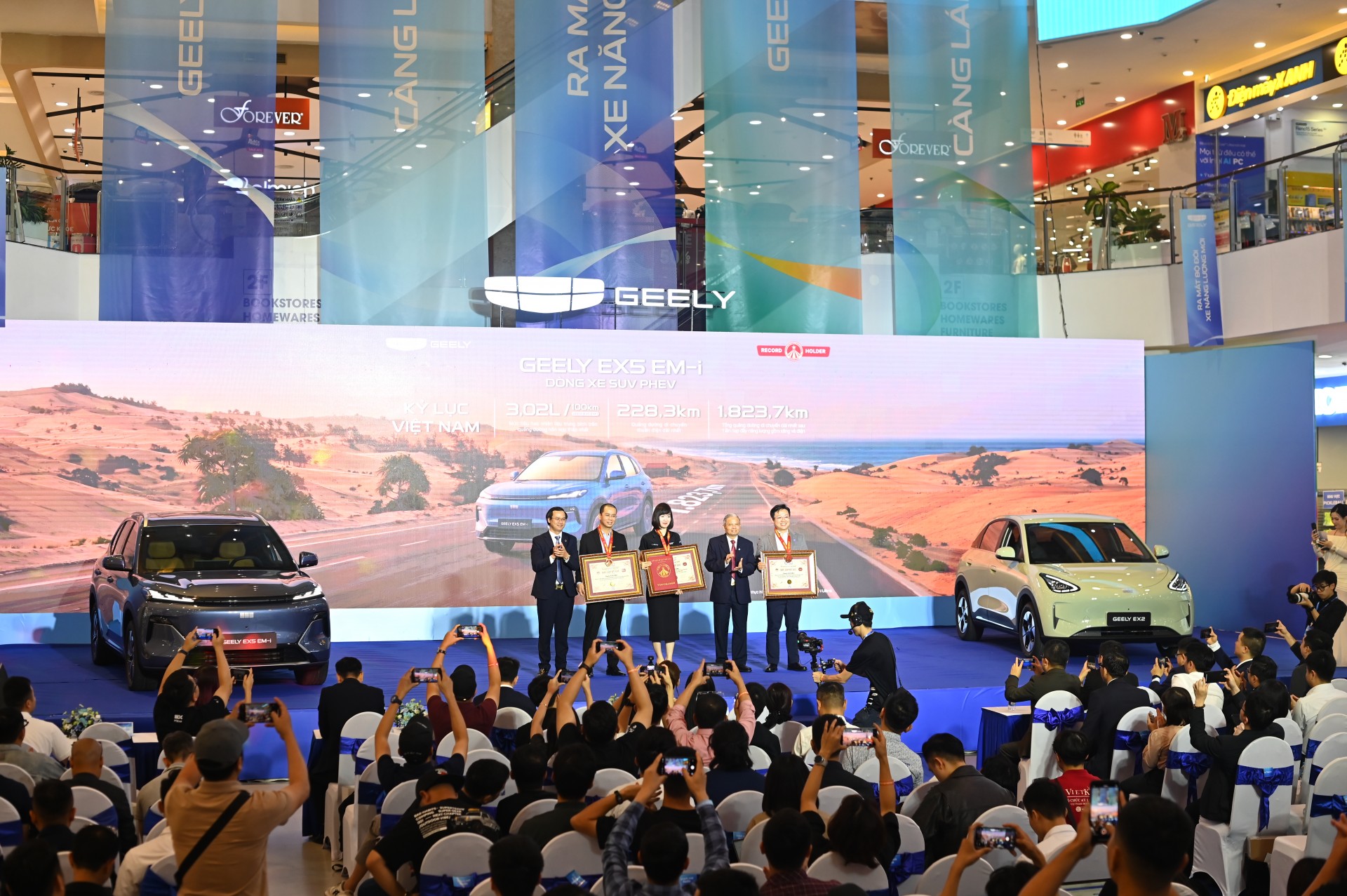 Bộ đôi năng lượng mới Geely EX5-EM-i và Geely EX2 trình làng Bộ đôi năng lượng mới Geely EX5-EM-i và Geely EX2 trình làng