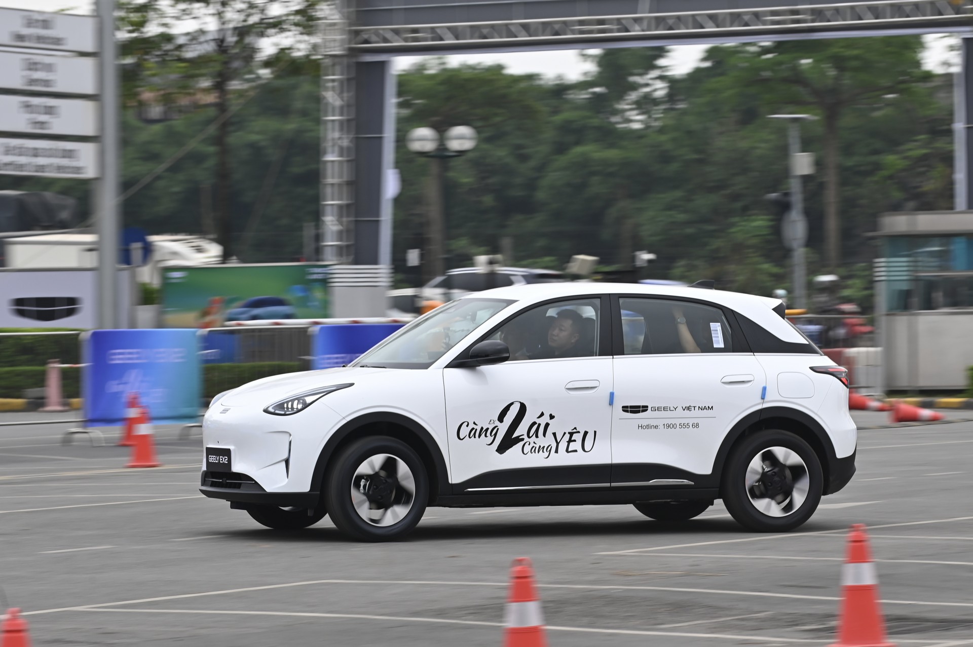 Bộ đôi năng lượng mới Geely EX5 EM-i và Geely EX2 trình làng Bộ đôi năng lượng mới Geely EX5 EM-i và Geely EX2 trình làng