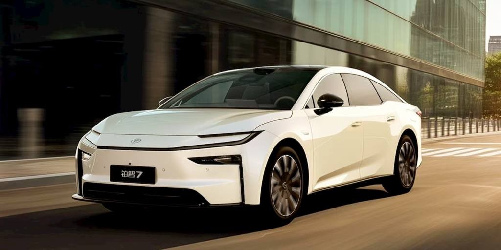 Sedan điện Toyota bZ7 ghi nhận 3.100 đơn đặt hàng chỉ sau một giờ mở bán nhờ giá hợp lý Phía trước của Toyota bZ7