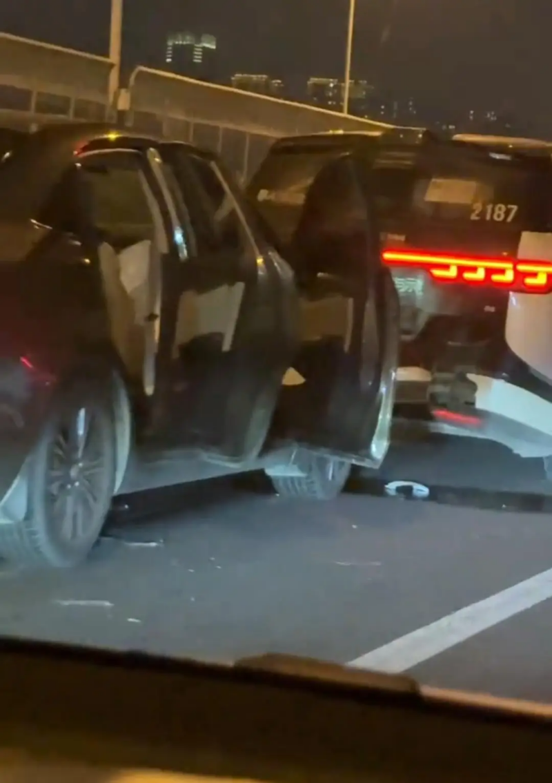 Hàng loạt xe robotaxi Trung Quốc dừng giữa đường cao tốc, gây tình huống nguy hiểm Hàng loạt xe robotaxi Trung Quốc dừng giữa đường cao tốc, gây tình huống nguy hiểm