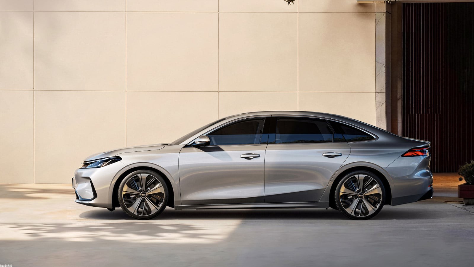 Geely Galaxy A7 EV hé lộ hình ảnh chính thức, phạm vi hoạt động 550 km kèm giá dự kiến rẻ Phía bên của Geely Galaxy A7 EV