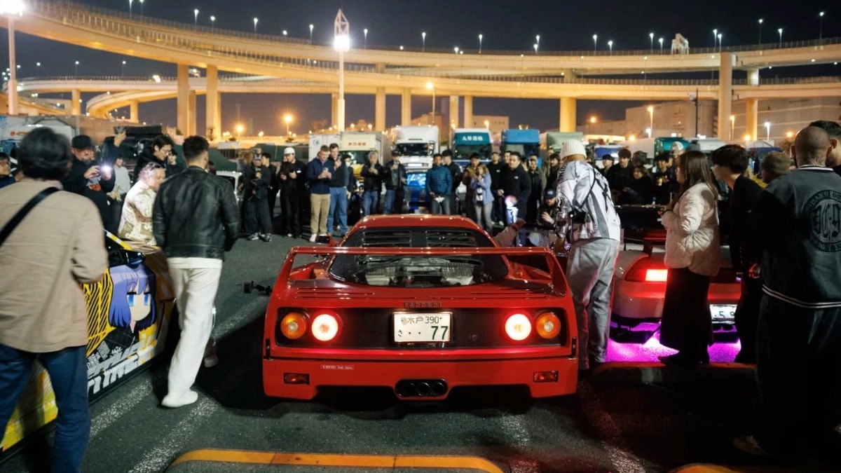 Lewis Hamilton cầm lái siêu xe Ferrari F40, bất ngờ đến tụ điểm văn hóa xe số 1 Nhật Bản Lewis Hamilton cầm lái siêu xe Ferrari F40, bất ngờ đến tụ điểm văn hóa xe số 1 Nhật Bản