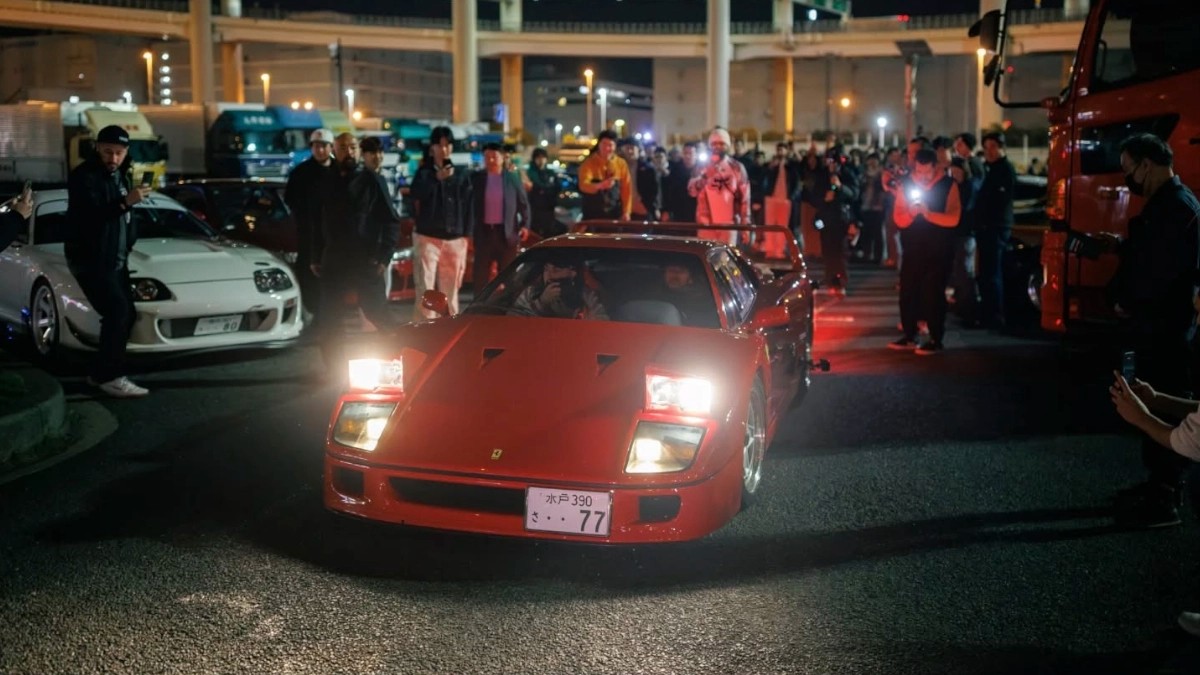 Lewis Hamilton cầm lái siêu xe Ferrari F40, bất ngờ đến tụ điểm văn hóa xe số 1 Nhật Bản Lewis Hamilton tự tay cầm lái một chiếc Ferrari F40 kinh điển, bất ngờ xuất hiện tại Daikoku PA