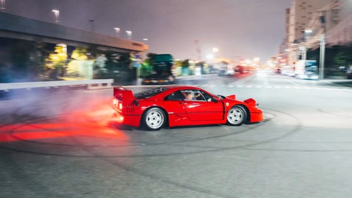Lewis Hamilton cầm lái siêu xe Ferrari F40, bất ngờ đến tụ điểm văn hóa xe số 1 Nhật Bản Lewis Hamilton cầm lái siêu xe Ferrari F40, bất ngờ đến tụ điểm văn hóa xe số 1 Nhật Bản