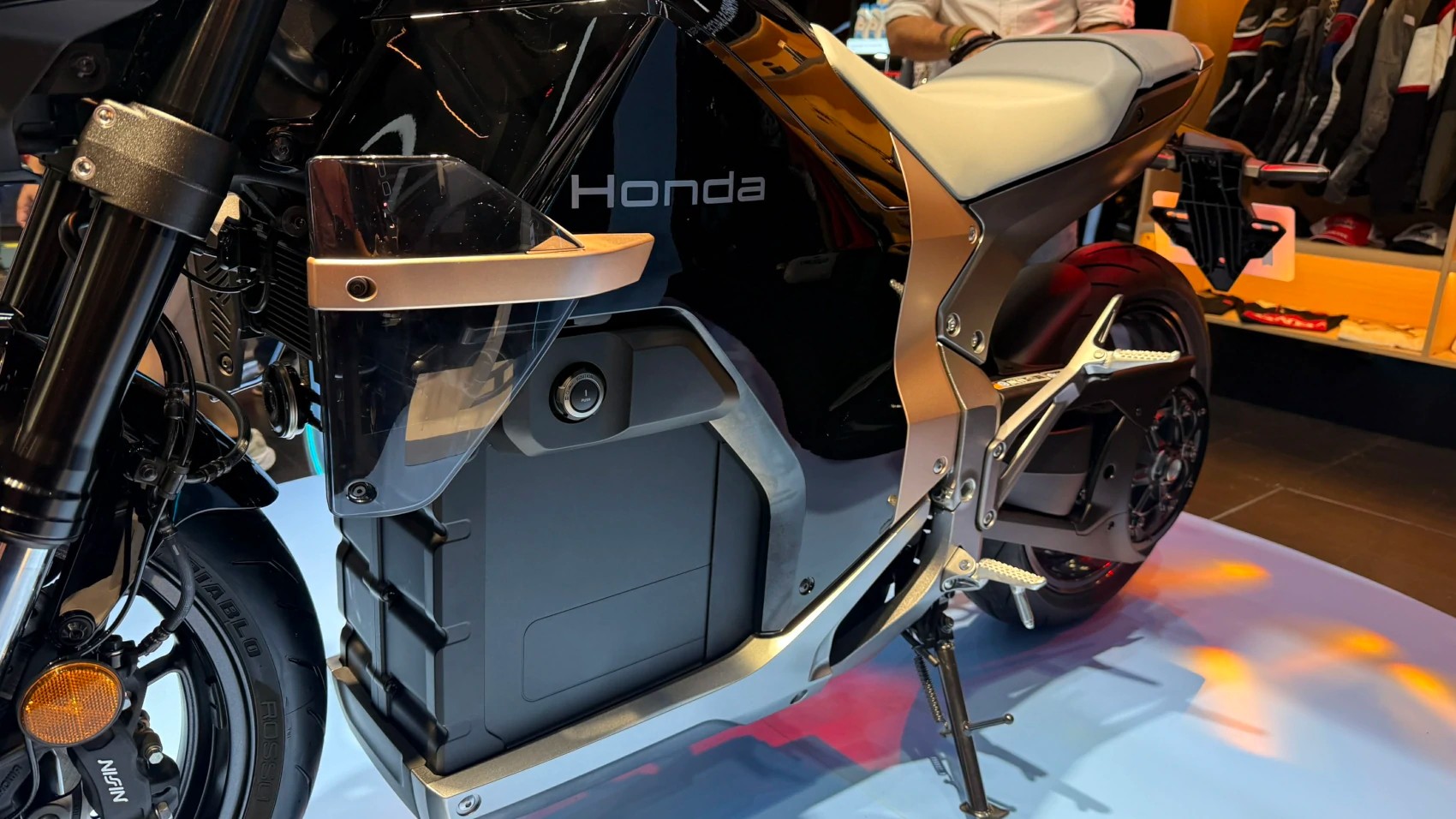 Mô tô điện cao cấp Honda WN7 sẽ bán tại Đông Nam Á, liệu có sớm xuất hiện ở Việt Nam? Bộ phận pin của Honda WN7