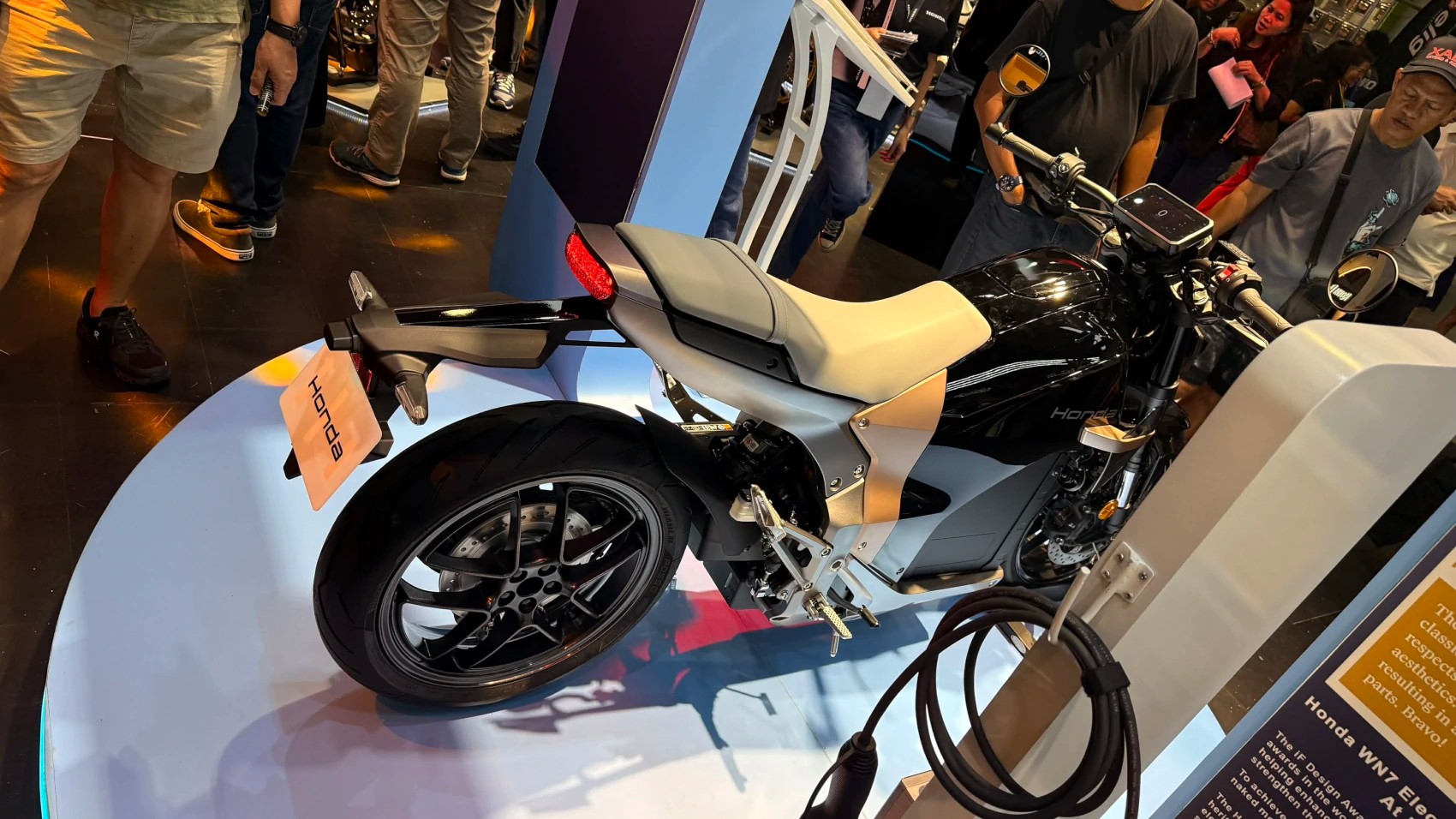 Mô tô điện cao cấp Honda WN7 sẽ bán tại Đông Nam Á, liệu có sớm xuất hiện ở Việt Nam? Vị trí yên lái của Honda WN7