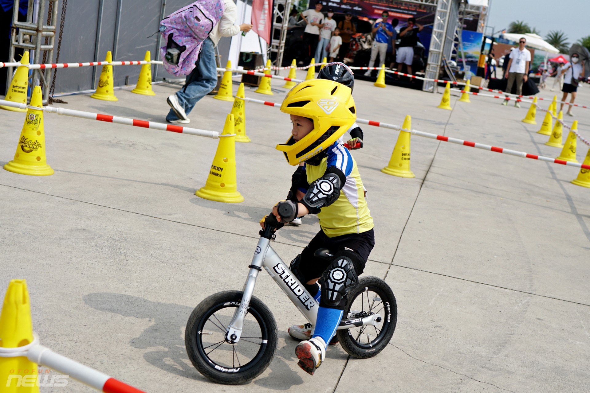 Các vận động viên nhí tranh tài trên đường đua Gymkhana Kid Các vận động viên nhí tranh tài trên đường đua Gymkhana Kid