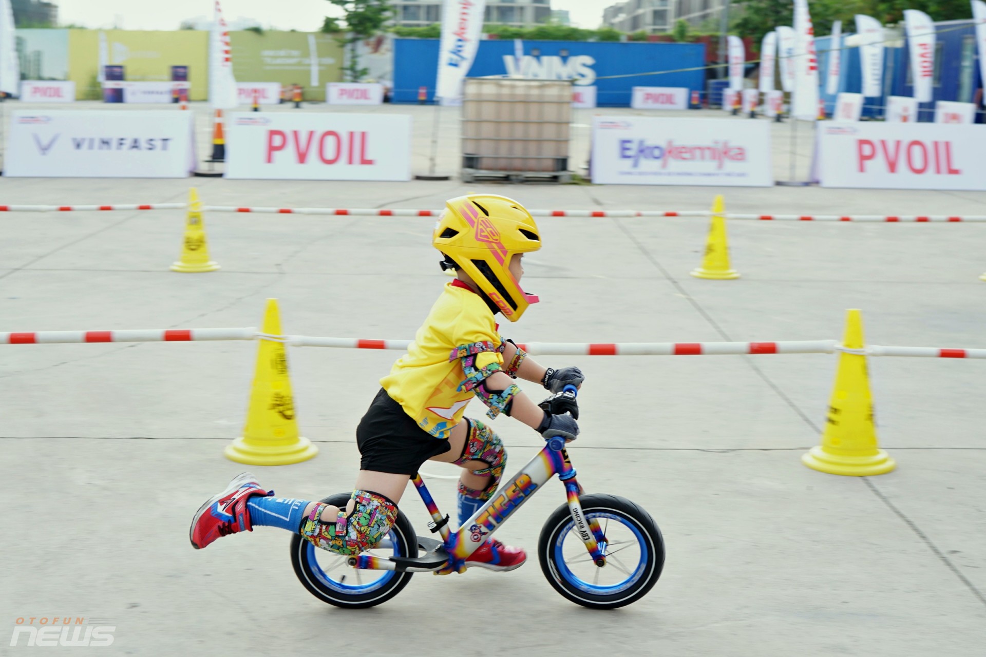 Các vận động viên nhí tranh tài trên đường đua Gymkhana Kid Các vận động viên nhí tranh tài trên đường đua Gymkhana Kid