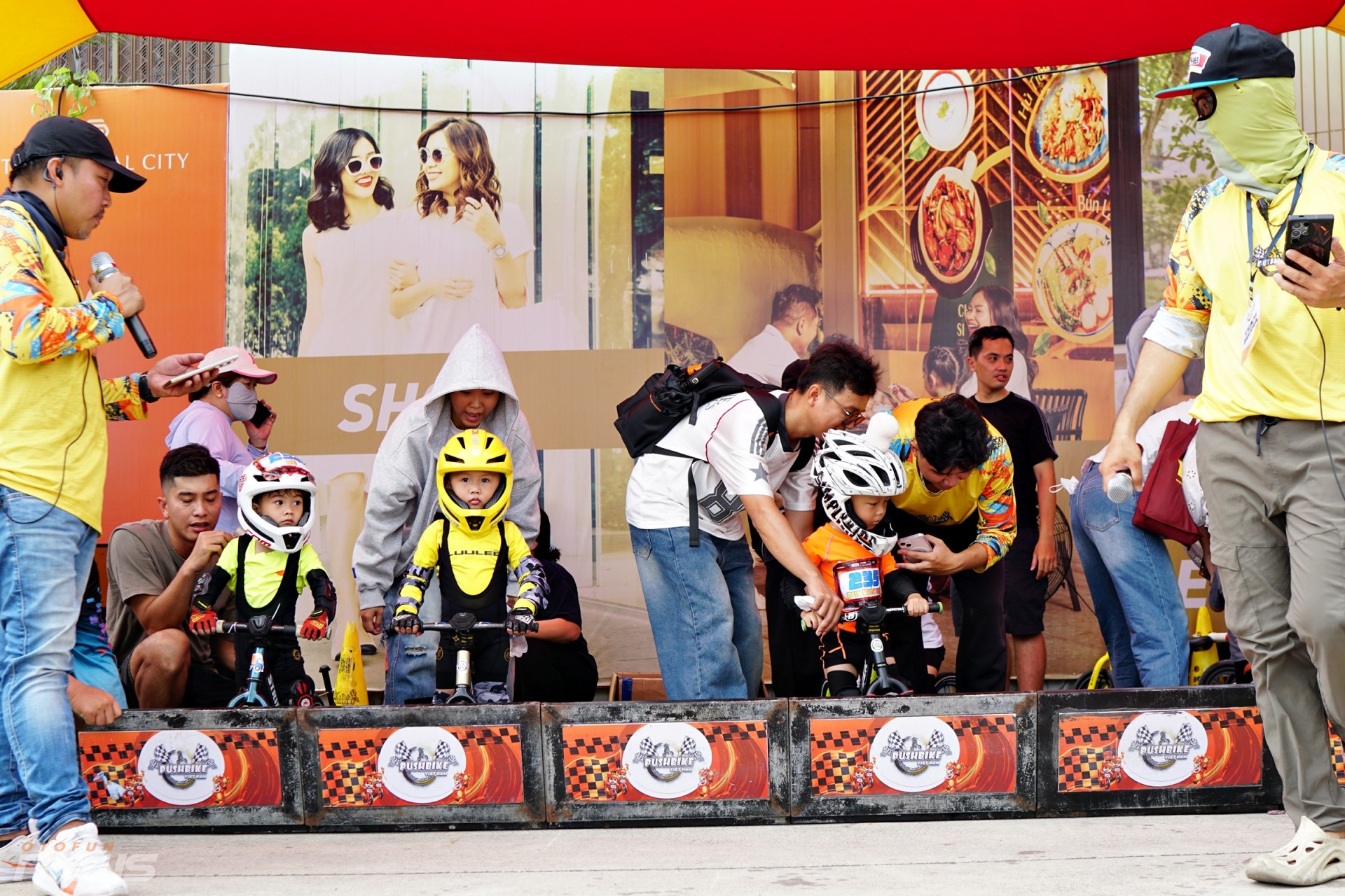 Các vận động viên nhí tranh tài trên đường đua Gymkhana Kid Các vận động viên nhí tranh tài trên đường đua Gymkhana Kid
