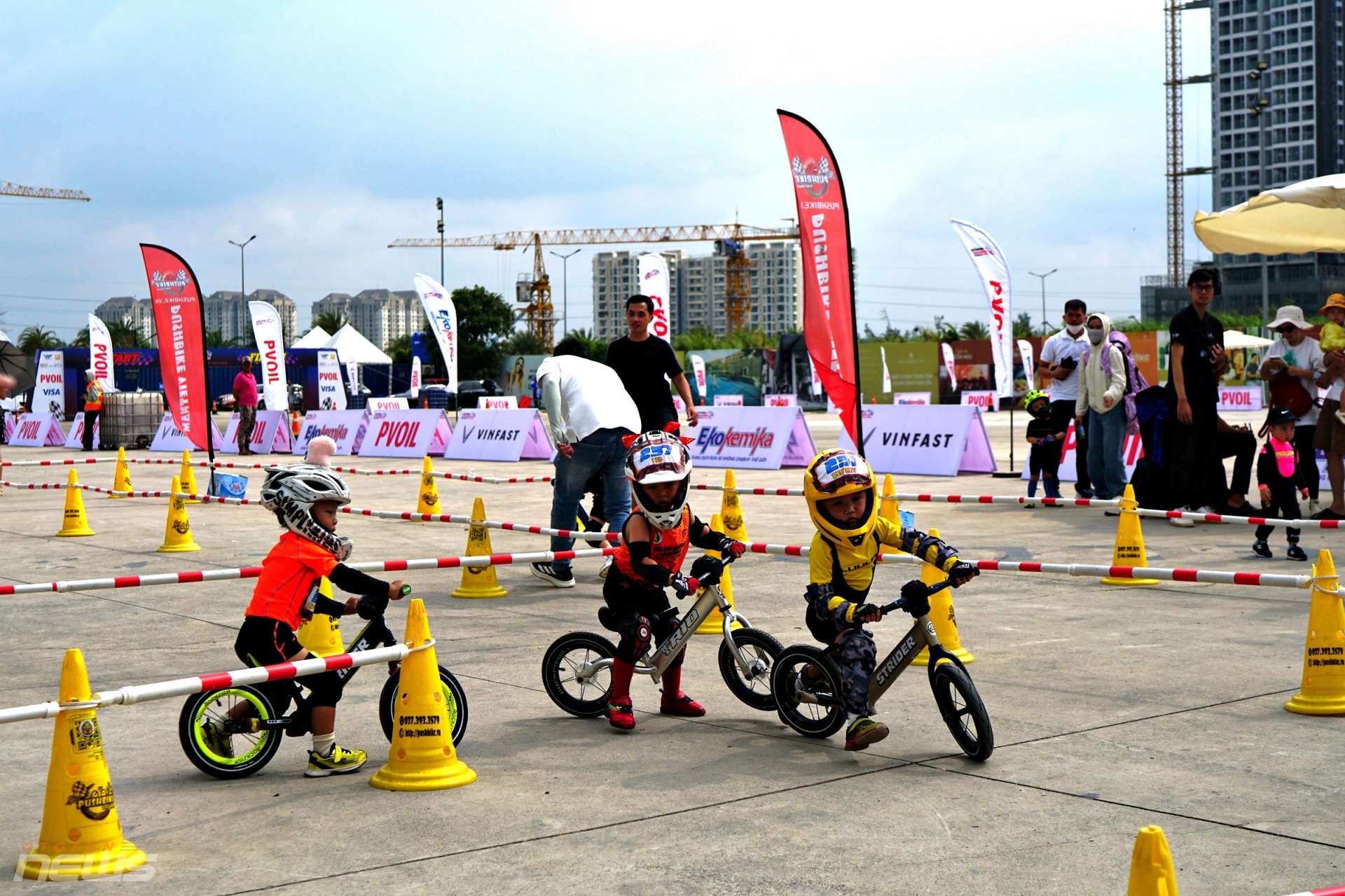 Các vận động viên nhí tranh tài trên đường đua Gymkhana Kid Các vận động viên nhí tranh tài trên đường đua Gymkhana Kid