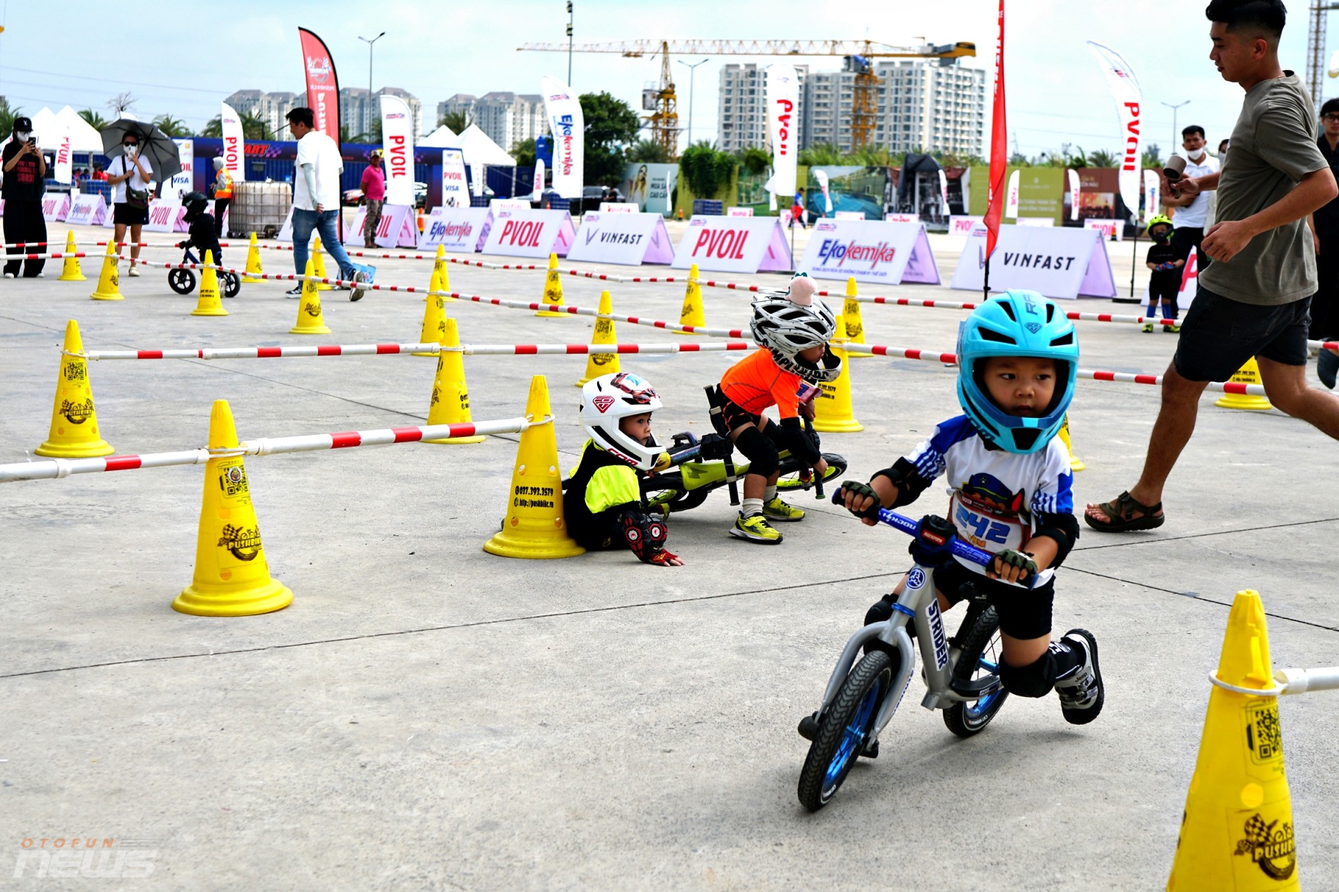 Các vận động viên nhí tranh tài trên đường đua Gymkhana Kid Các vận động viên nhí tranh tài trên đường đua Gymkhana Kid