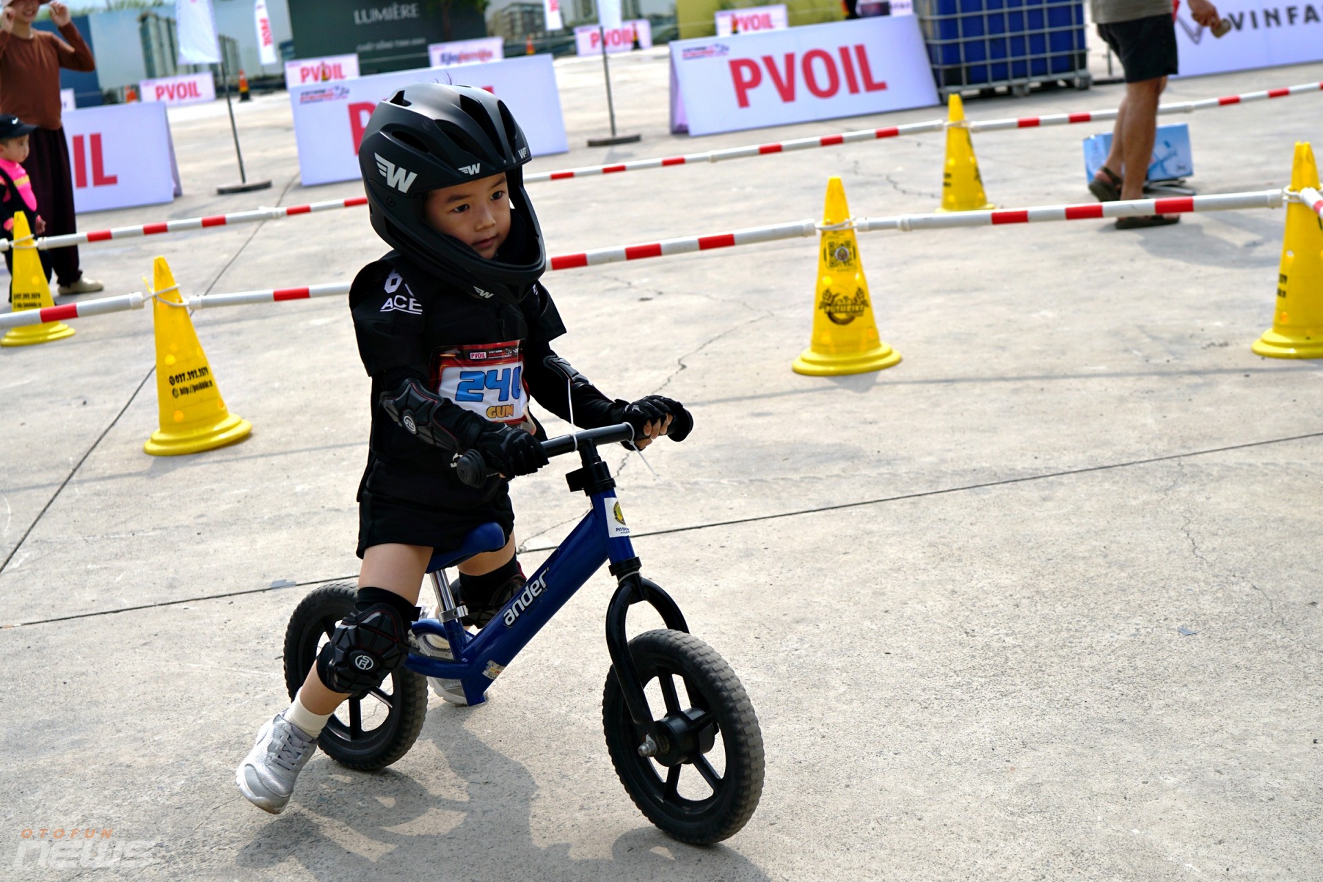 Các vận động viên nhí tranh tài trên đường đua Gymkhana Kid Các vận động viên nhí tranh tài trên đường đua Gymkhana Kid