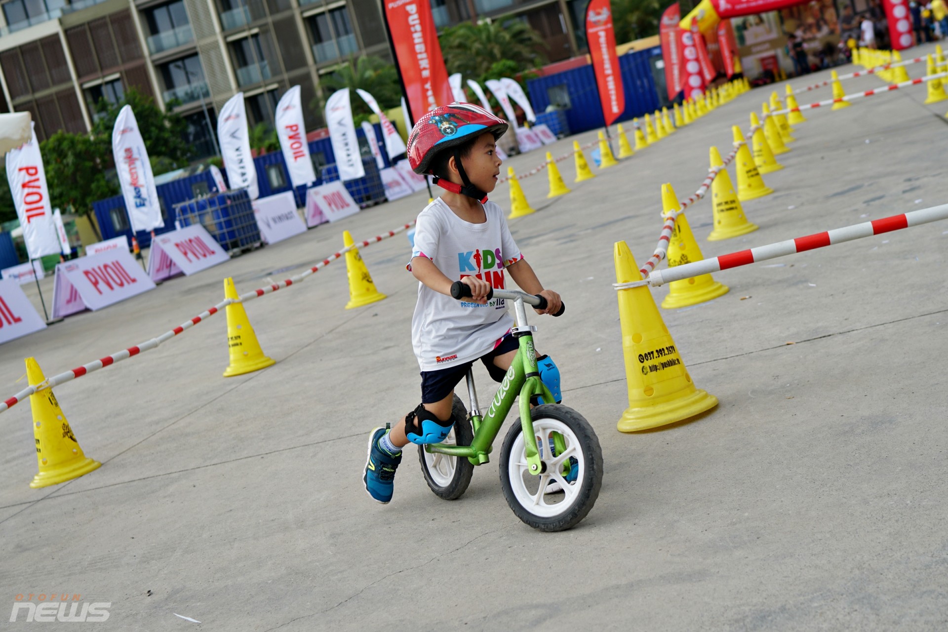 Các vận động viên nhí tranh tài trên đường đua Gymkhana Kid Các vận động viên nhí tranh tài trên đường đua Gymkhana Kid