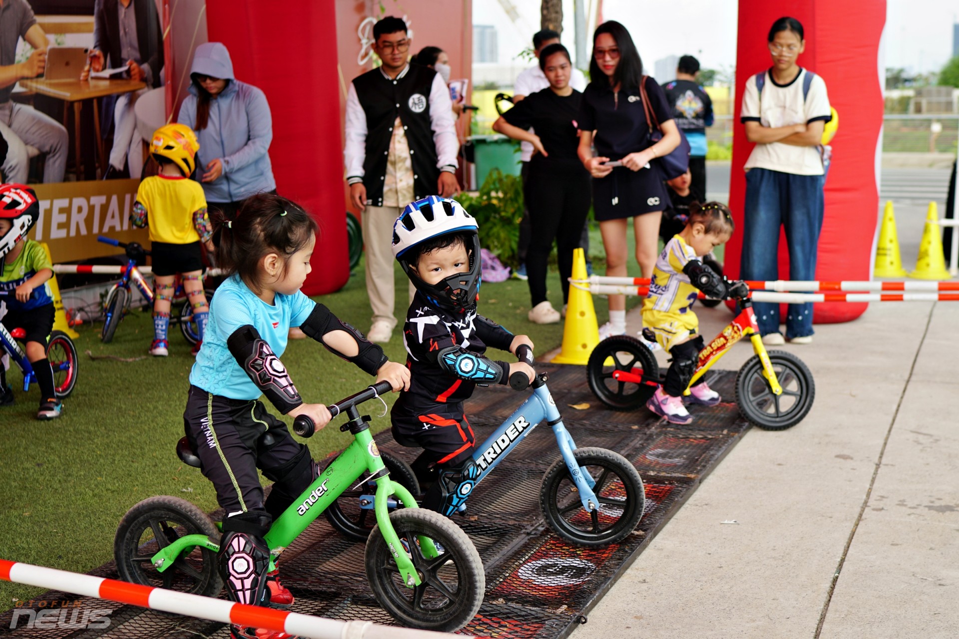 Các vận động viên nhí tranh tài trên đường đua Gymkhana Kid Các vận động viên nhí tranh tài trên đường đua Gymkhana Kid