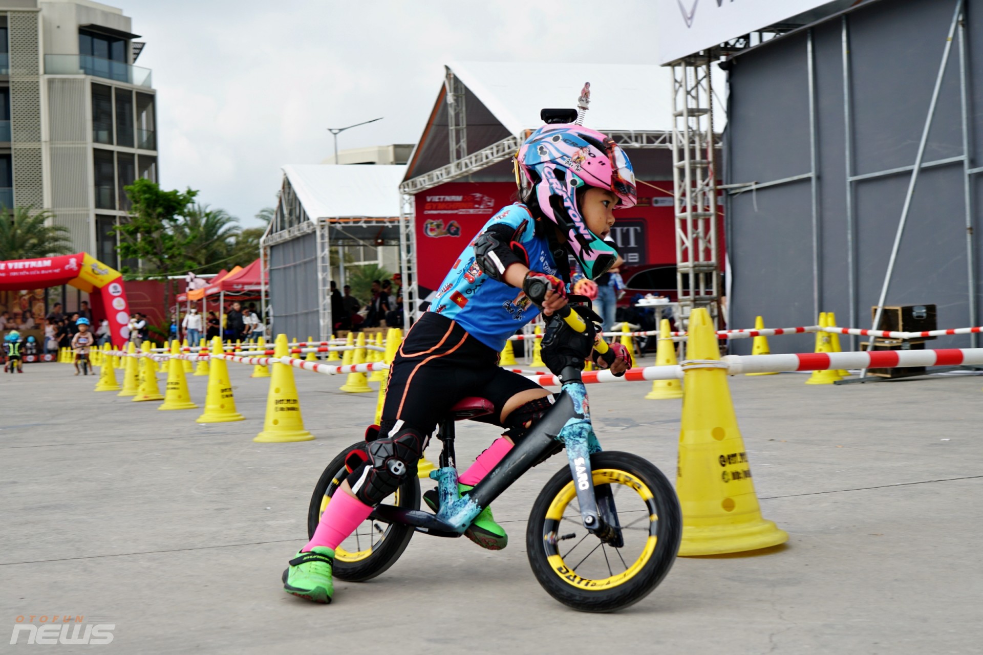 Các vận động viên nhí tranh tài trên đường đua Gymkhana Kid Các vận động viên nhí tranh tài trên đường đua Gymkhana Kid