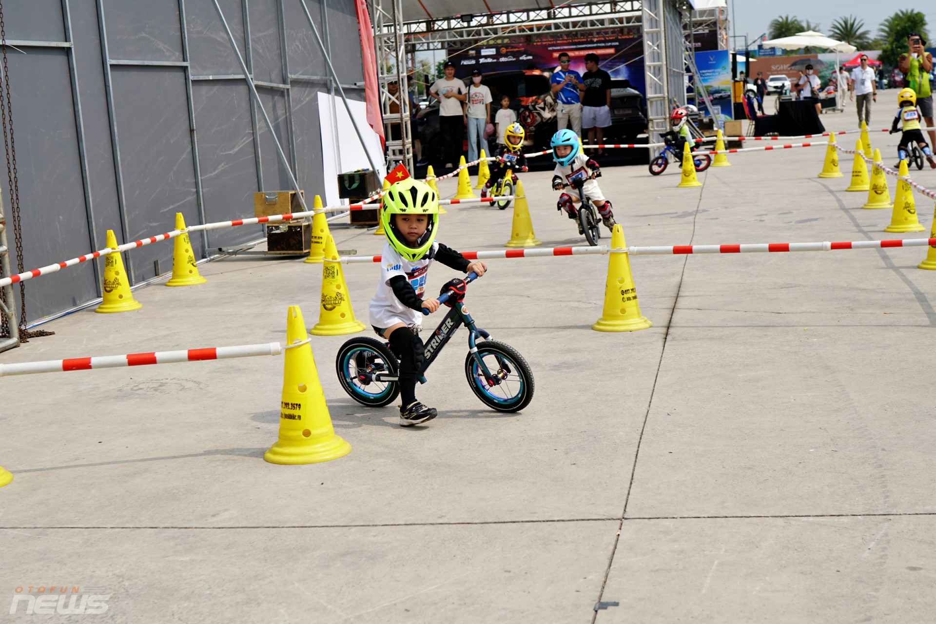 Các vận động viên nhí tranh tài trên đường đua Gymkhana Kid Các vận động viên nhí tranh tài trên đường đua Gymkhana Kid