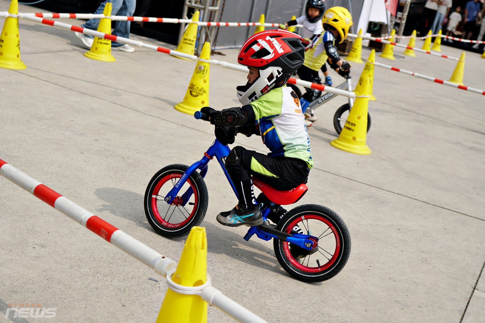 Các vận động viên nhí tranh tài trên đường đua Gymkhana Kid Các vận động viên nhí tranh tài trên đường đua Gymkhana Kid