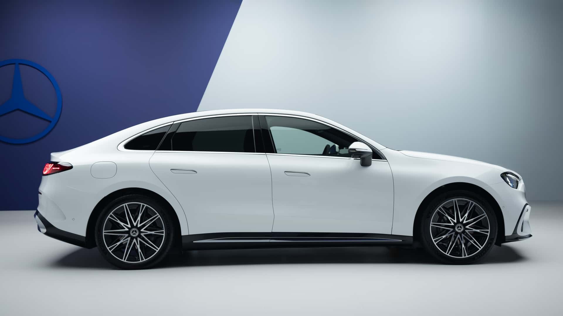 Mercedes-Benz C-Class Electric 2027 chính thức lộ diện, thiết kế khác hẳn bản chạy xăng Phía bên của Mercedes-Benz C-Class Electric 2027
