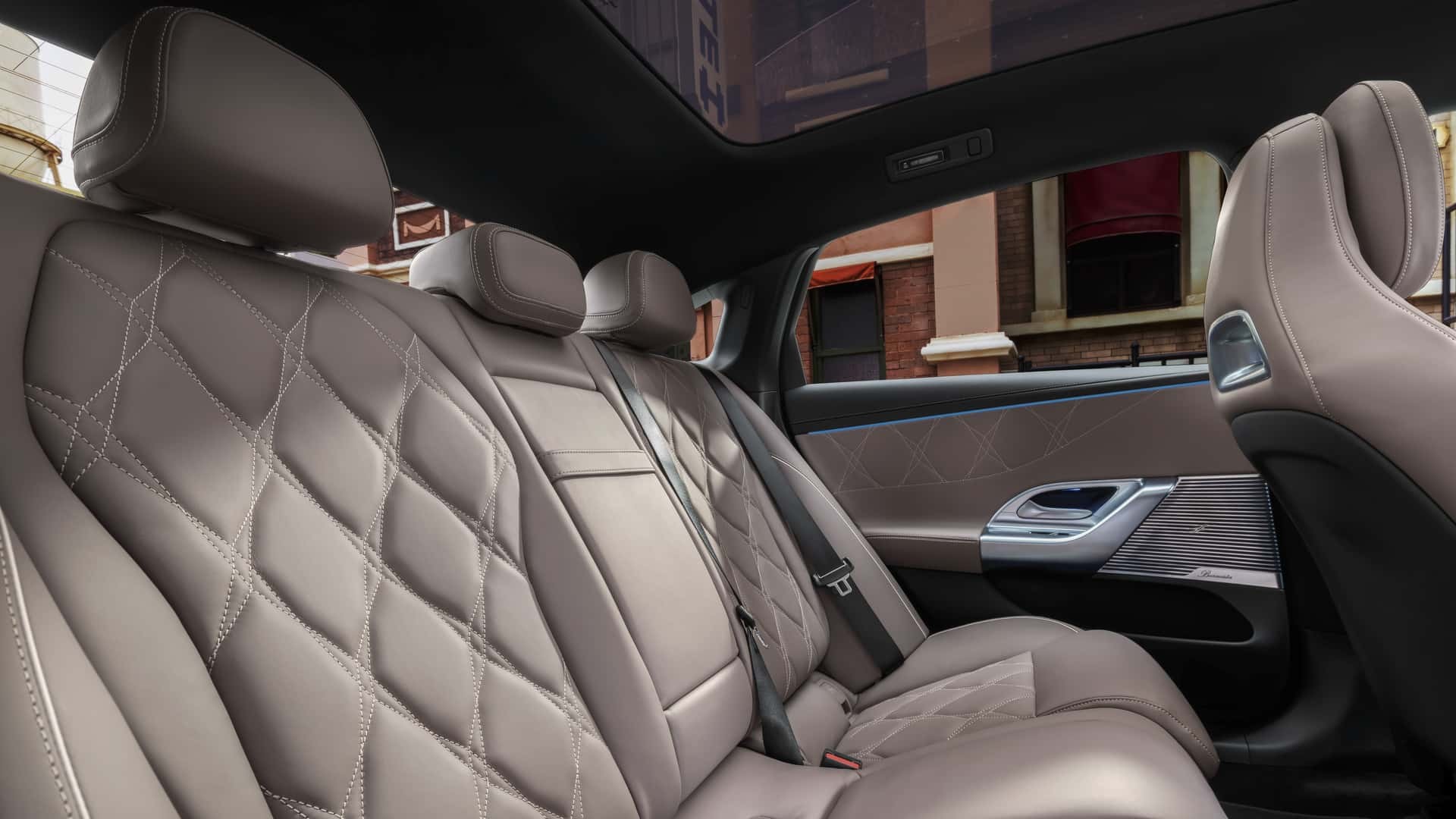 Mercedes-Benz C-Class Electric 2027 chính thức lộ diện, thiết kế khác hẳn bản chạy xăng Hàng ghế sau của Mercedes-Benz C-Class Electric 2027