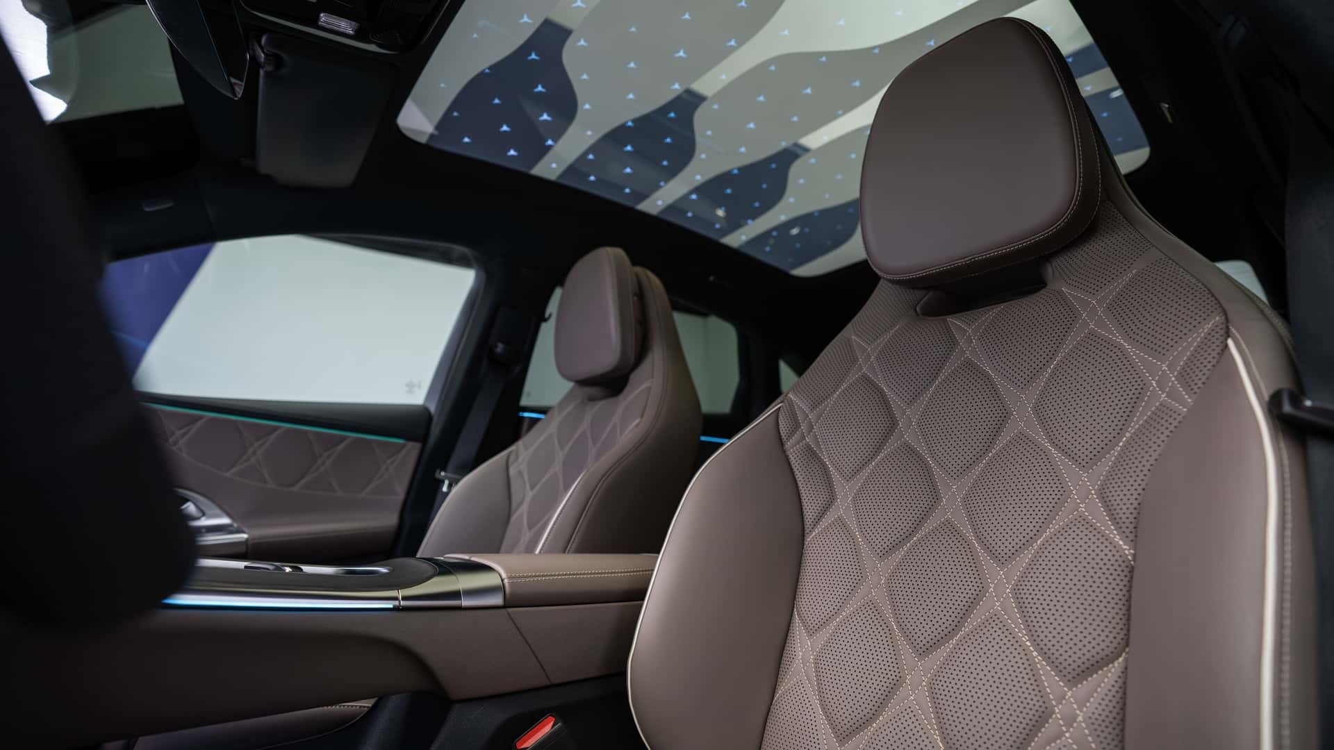 Mercedes-Benz C-Class Electric 2027 chính thức lộ diện, thiết kế khác hẳn bản chạy xăng Hàng ghế trước của Mercedes-Benz C-Class Electric 2027