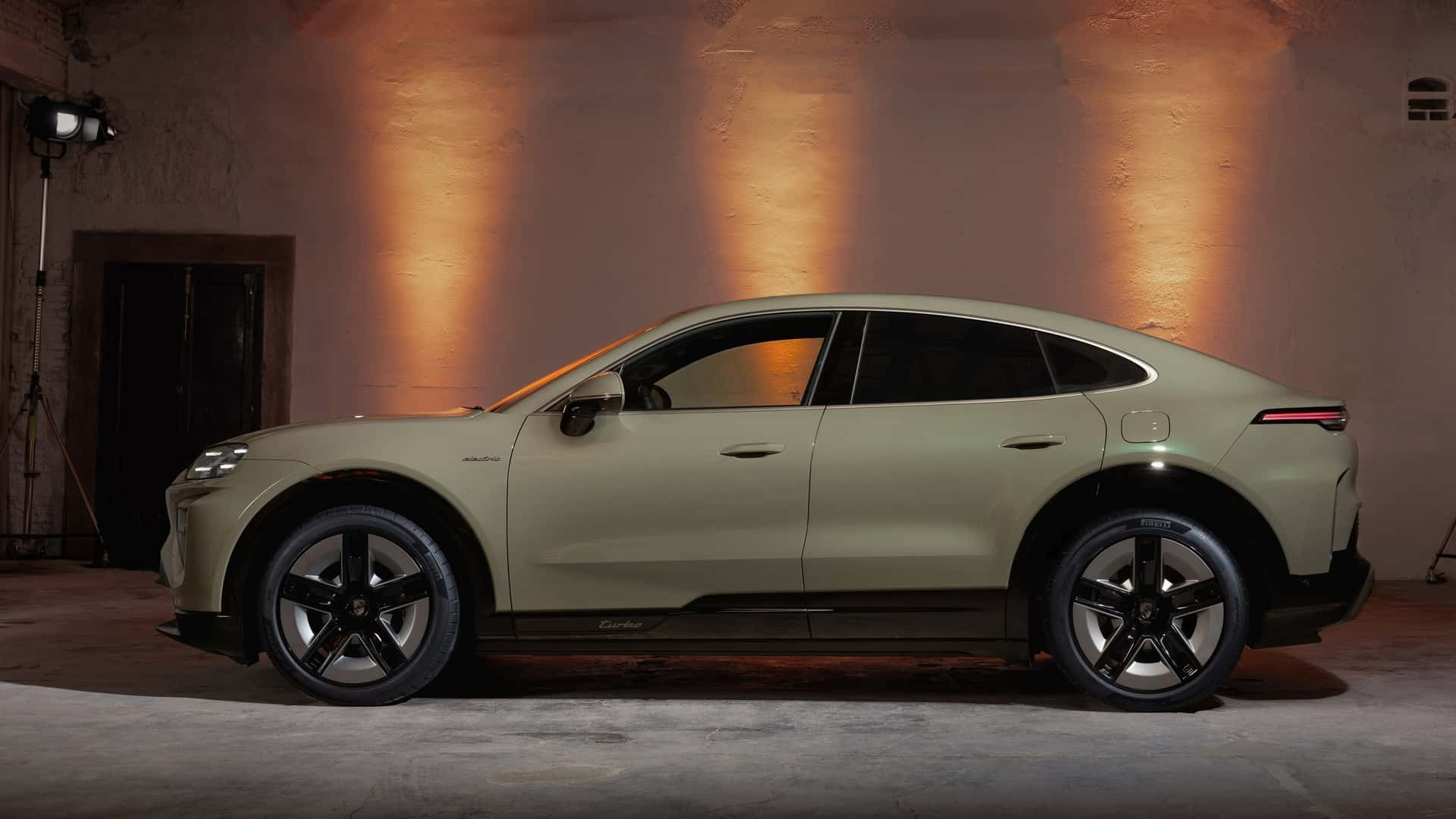 Porsche Cayenne Coupe Electric ra mắt với công suất mạnh nhất lịch sử Phía bên của Porsche Cayenne Coupe Electric