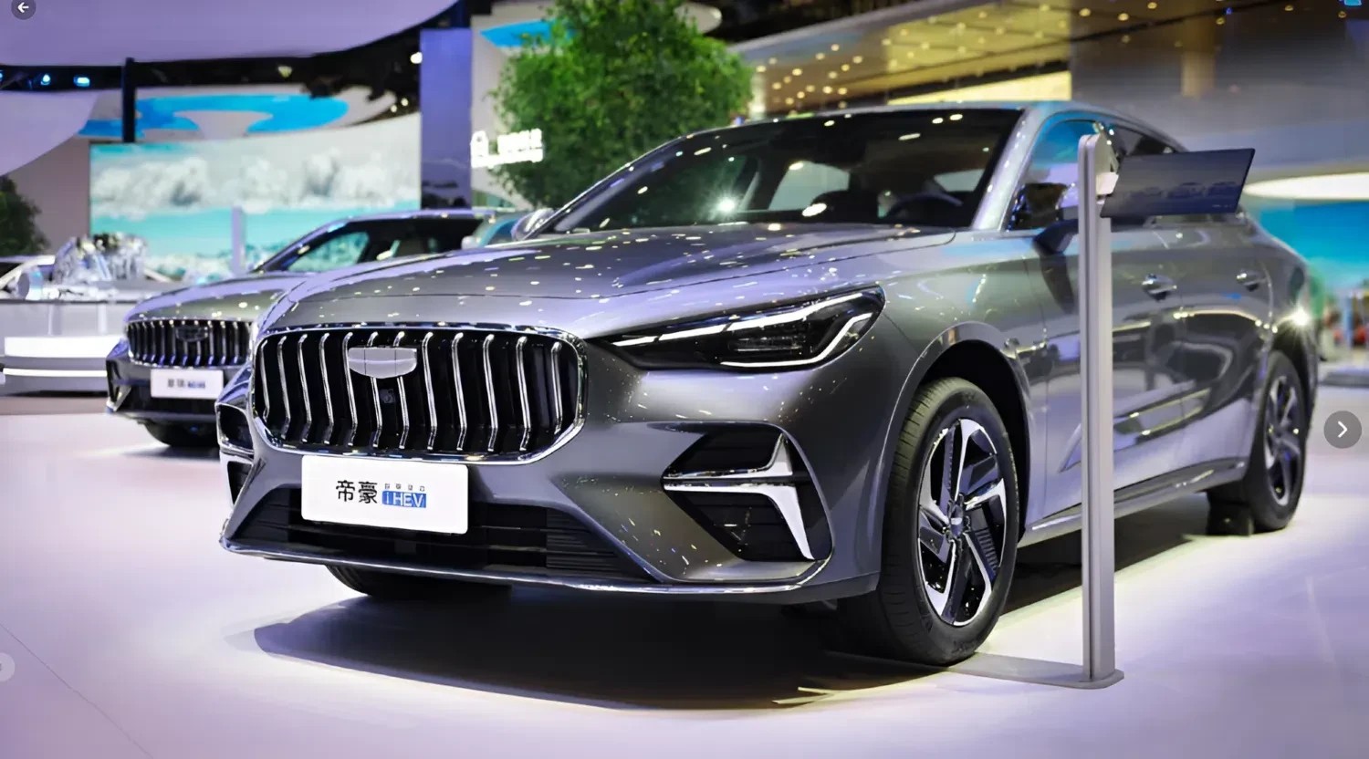 Geely Emgrand i-HEV được công bố mức tiêu hao 2,22 lít/100 km trong thử nghiệm thực tế. Geely Emgrand i-HEV được công bố mức tiêu hao 2,22 lít/100 km trong thử nghiệm thực tế.
