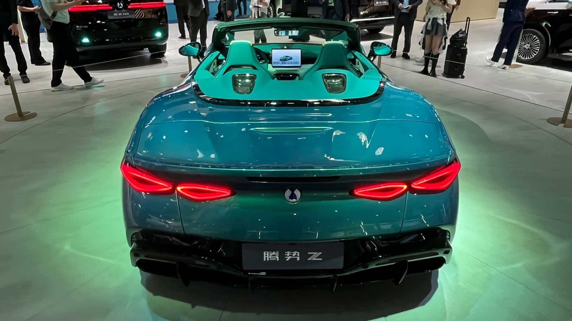 BYD Denza Z Convertible, xe thể thao mui trần chạy điện trông như xe Ý nhưng giá như xe Nhật Denza Z Convertible được trưng bày ở hội trường triển lãm