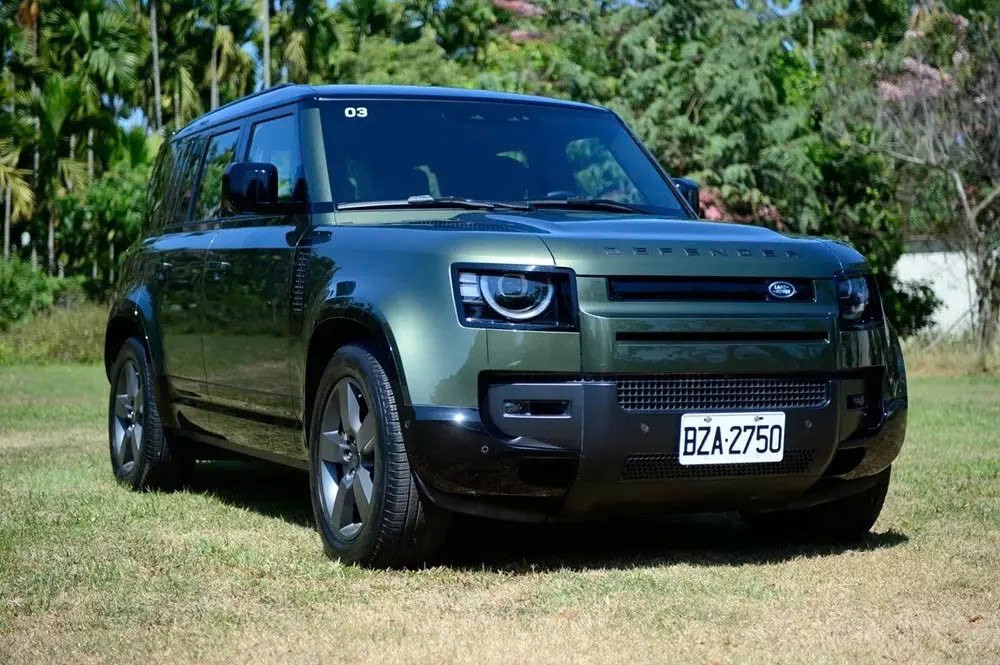 Land Rover Defender 110 Trophy Edition mở bán tại Việt Nam, giá gần 7,5 tỷ đồng Land Rover Defender 110 Trophy Edition mở bán tại Việt Nam, giá gần 7,5 tỷ đồng
