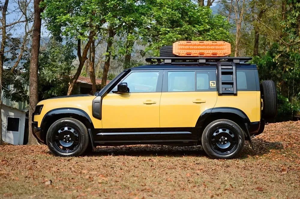 Land Rover Defender 110 Trophy Edition mở bán tại Việt Nam, giá gần 7,5 tỷ đồng Land Rover Defender 110 Trophy Edition mở bán tại Việt Nam, giá gần 7,5 tỷ đồng