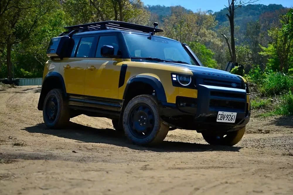 Land Rover Defender 110 Trophy Edition mở bán tại Việt Nam, giá gần 7,5 tỷ đồng Land Rover Defender 110 Trophy Edition mở bán tại Việt Nam, giá gần 7,5 tỷ đồng