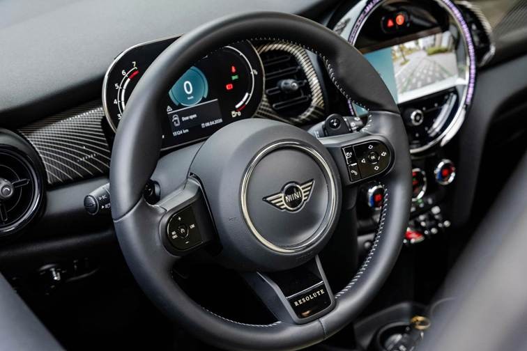 Mini Cooper Resolute 2023 'hàng hiếm' mất giá hơn 700 triệu đồng Mini Cooper Resolute 2023 'hàng hiếm' mất giá hơn 700 triệu đồng