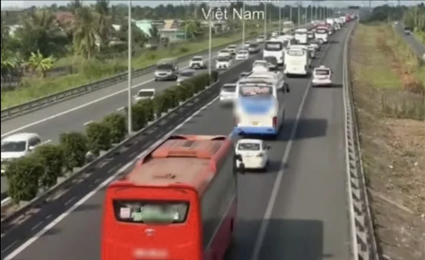 Bị tông tử vong khi dừng xe đi vệ sinh trên cao tốc