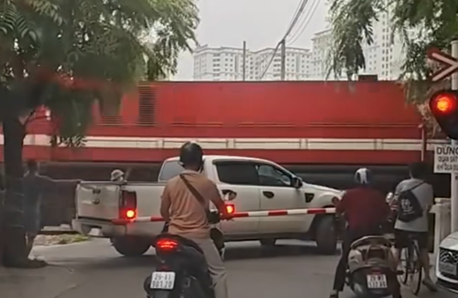 Tình trạng đáng báo động: Vượt rào đường sắt gây hậu quả nghiêm trọng Tình trạng đáng báo động: Vượt rào đường sắt gây hậu quả nghiêm trọng