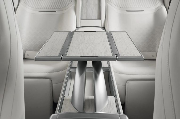 Range Rover SV Ultra ra mắt, khoang cabin như phòng thư giãn di động Range Rover SV Ultra ra mắt, khoang cabin như phòng thư giãn di động