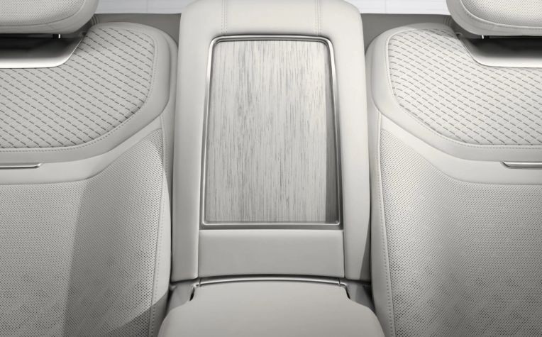 Range Rover SV Ultra ra mắt, khoang cabin như phòng thư giãn di động Range Rover SV Ultra ra mắt, khoang cabin như phòng thư giãn di động