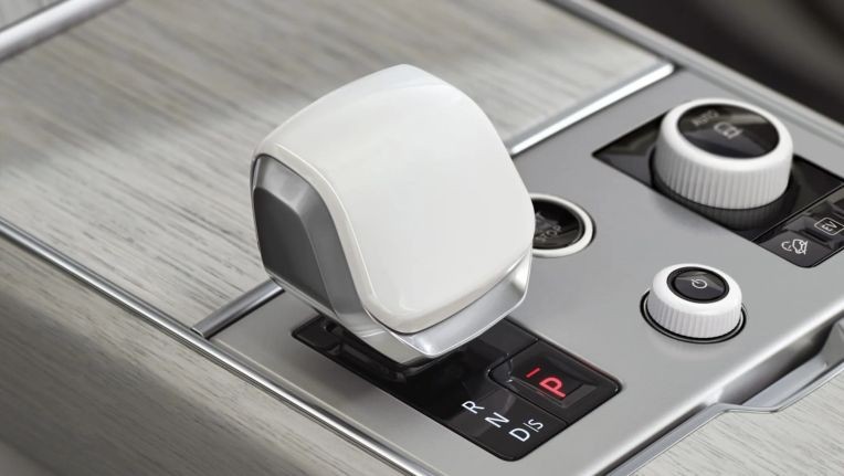 Range Rover SV Ultra ra mắt, khoang cabin như phòng thư giãn di động Range Rover SV Ultra ra mắt, khoang cabin như phòng thư giãn di động