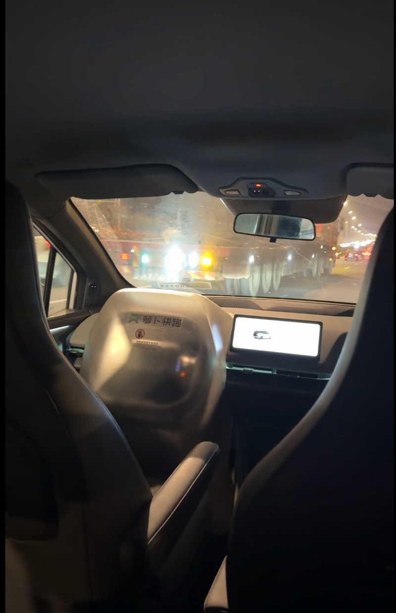 Trung Quốc ngừng cung cấp giấy phép robotaxi sau sự cố 200 xe bất ngờ dừng giữa đường Hình ảnh một hành khách ghi lại bên trong một chiếc robotaxi Baidu Apollo Go