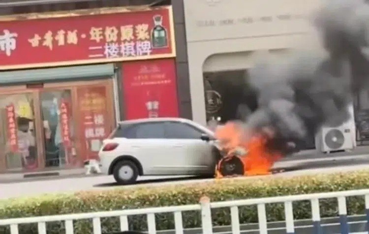 Xe điện giá rẻ Wuling Bingo EV bỗng nhiên bốc cháy khi đang đỗ, thiêu rụi đầu xe Chiếc xe được đỗ yên một vị trí và không hề cắm sạc khi vụ việc xảy ra