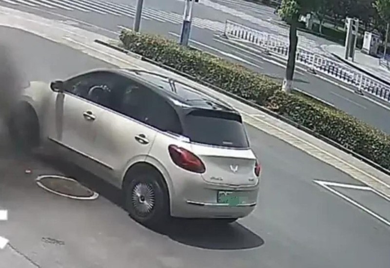 Xe điện giá rẻ Wuling Bingo EV bỗng nhiên bốc cháy khi đang đỗ, thiêu rụi đầu xe Hình ảnh camera an ninh ghi nhận chiếc xe có hiện tượng bốc khói trước khi cháy lớn