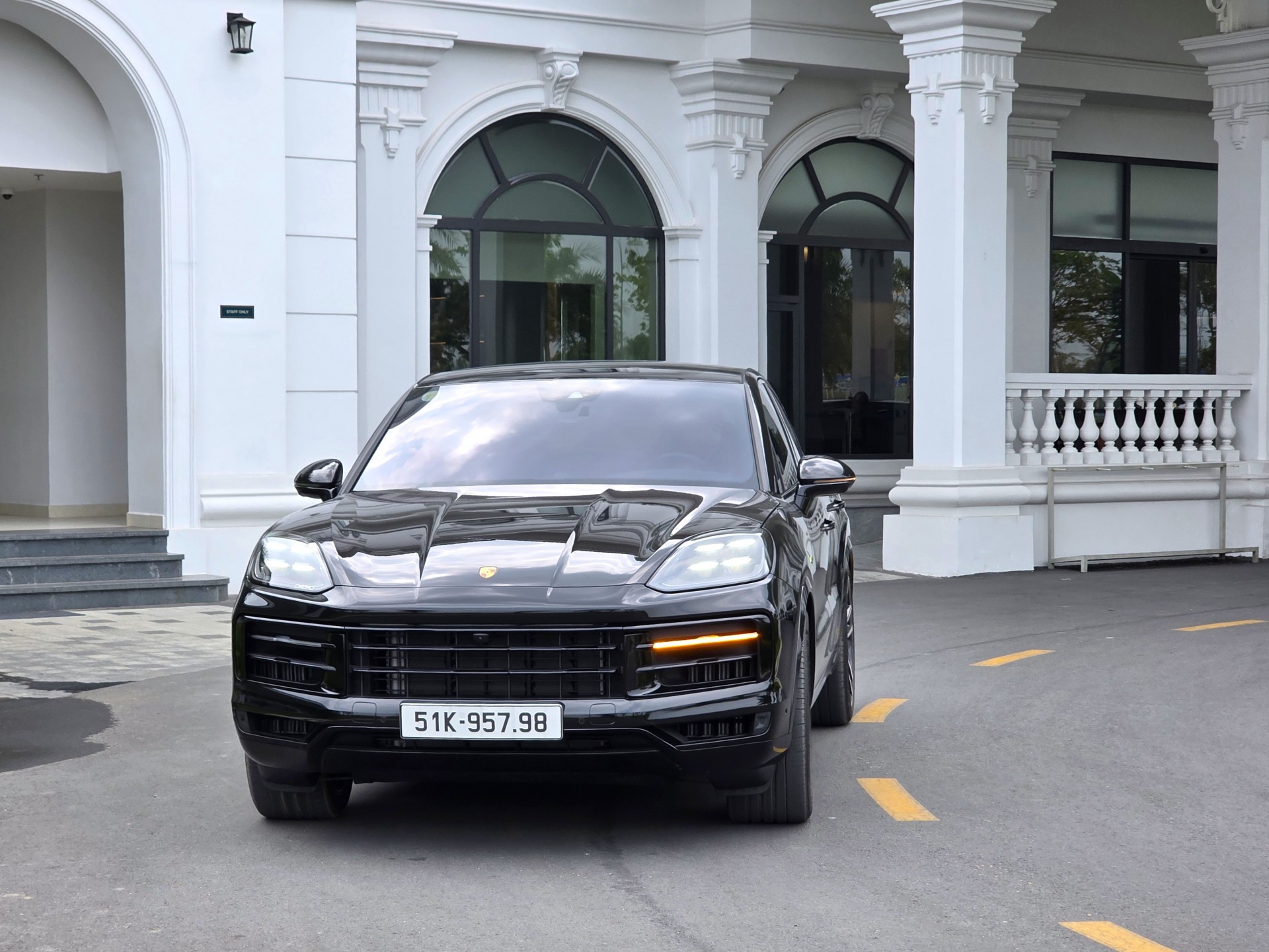 Cản trước được mở rộng với các khe hút gió lớn, tạo cảm giác bề thế hơn khi nhìn trực diện.