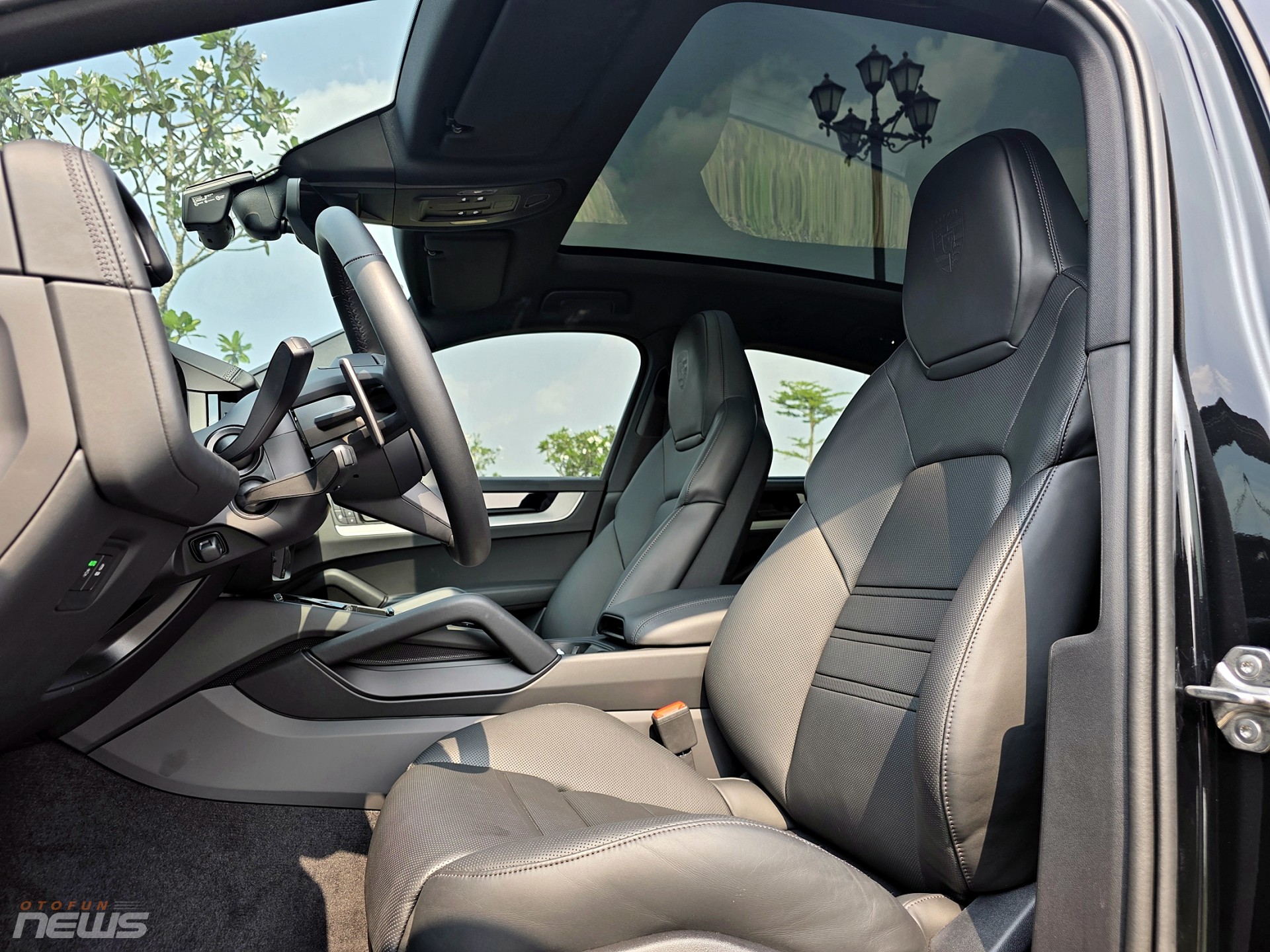 Vật liệu hoàn thiện vẫn là điểm mạnh của mẫu SUV này. Tùy chọn nội thất da màu đen có giá khoảng 360 triệu đồng, cho thấy mức độ cá nhân hóa cao nhưng đi kèm chi phí lớn.