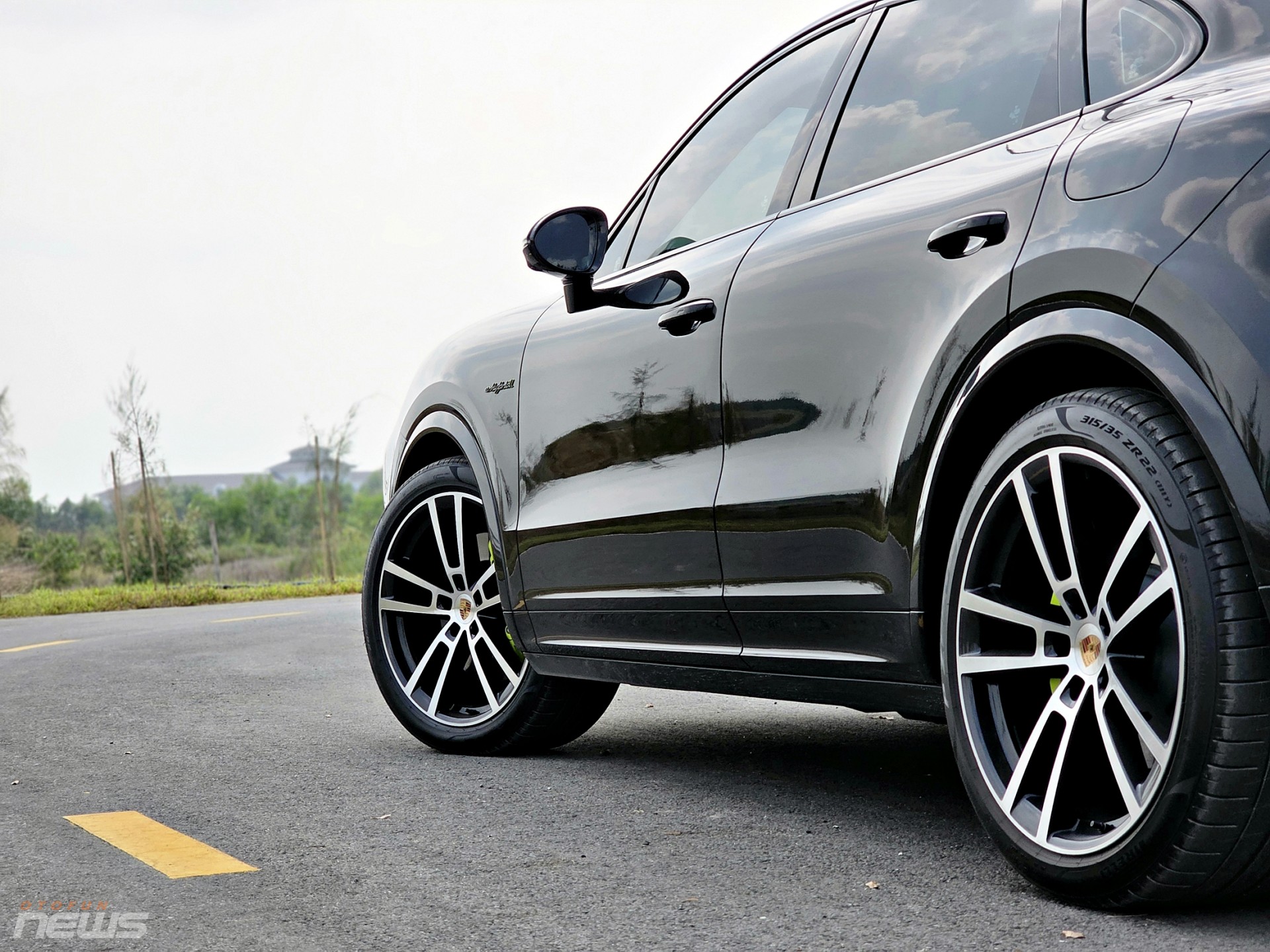 Bộ mâm 22 inch Sport Design là một trong những tùy chọn đáng chú ý, có giá gần 298 triệu đồng. Trang bị này góp phần cải thiện độ bám đường và tăng tính nhận diện cho xe.