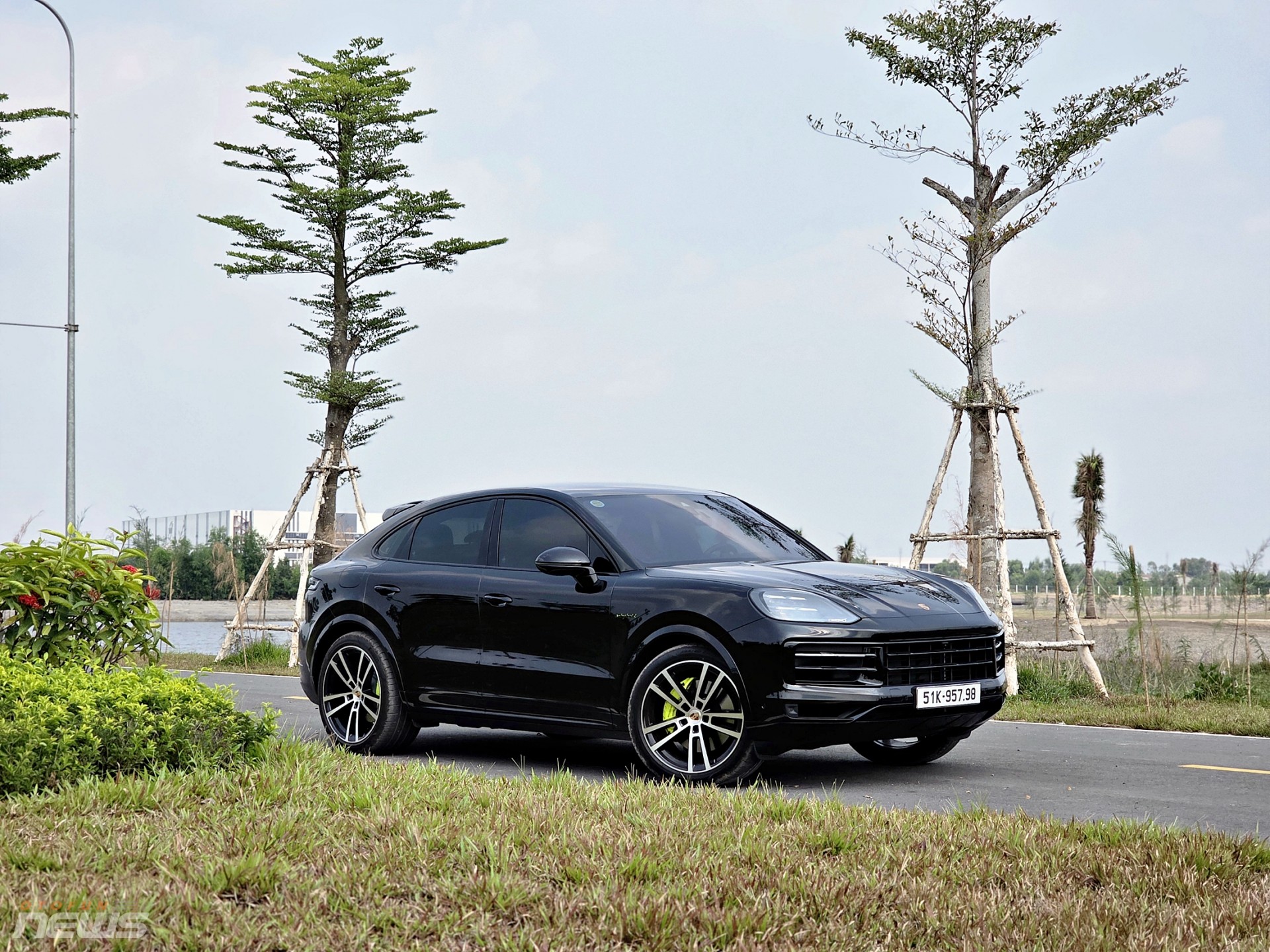 Cayenne E-Hybrid sử dụng động cơ xăng V6 tăng áp dung tích 3.0L kết hợp mô-tơ điện. Tổng công suất hệ thống đạt khoảng 470 mã lực, mô-men xoắn cực đại 650 Nm.