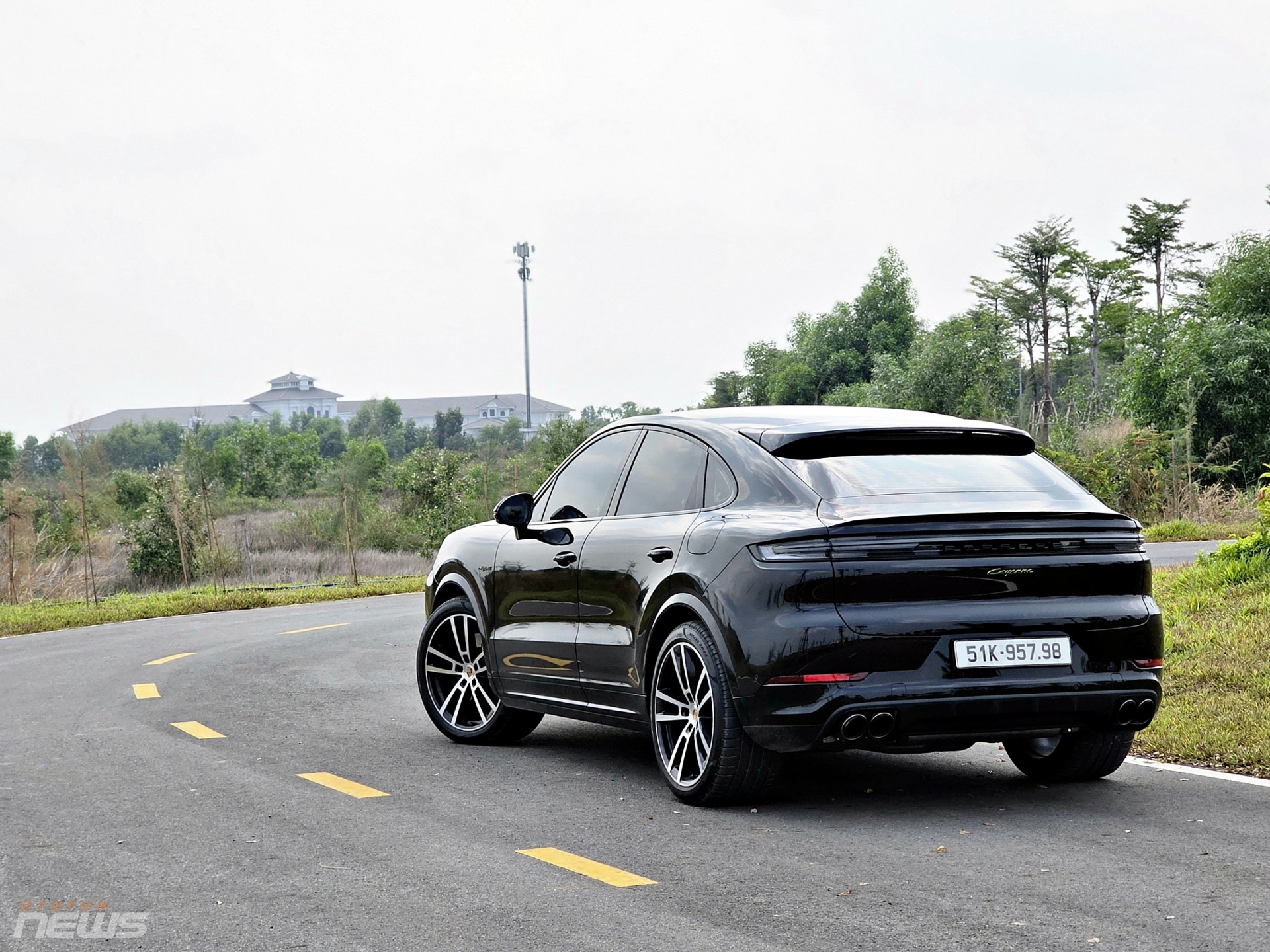 Theo thông số công bố, mức tiêu hao nhiên liệu của Cayenne E-Hybrid vào khoảng 2,4 lít/100 km trong điều kiện tiêu chuẩn. Tuy nhiên, con số này phụ thuộc vào việc sạc pin và điều kiện vận hành thực tế.